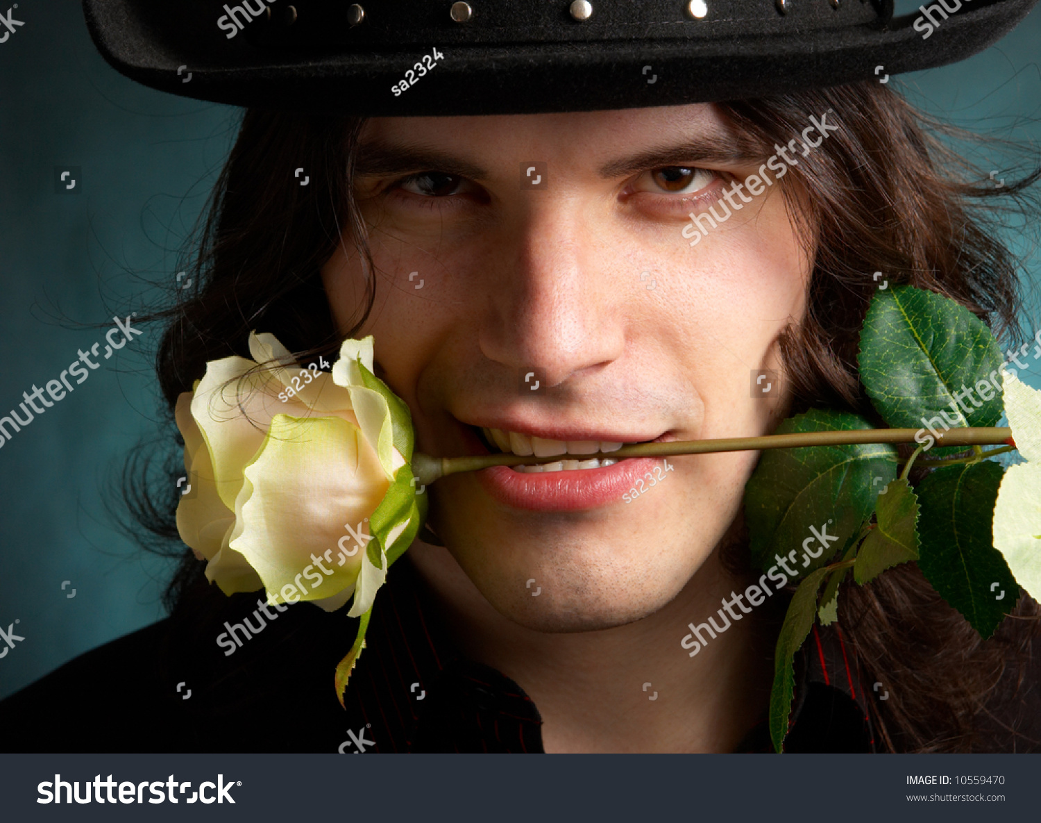 Мужчина с цветами в зубах