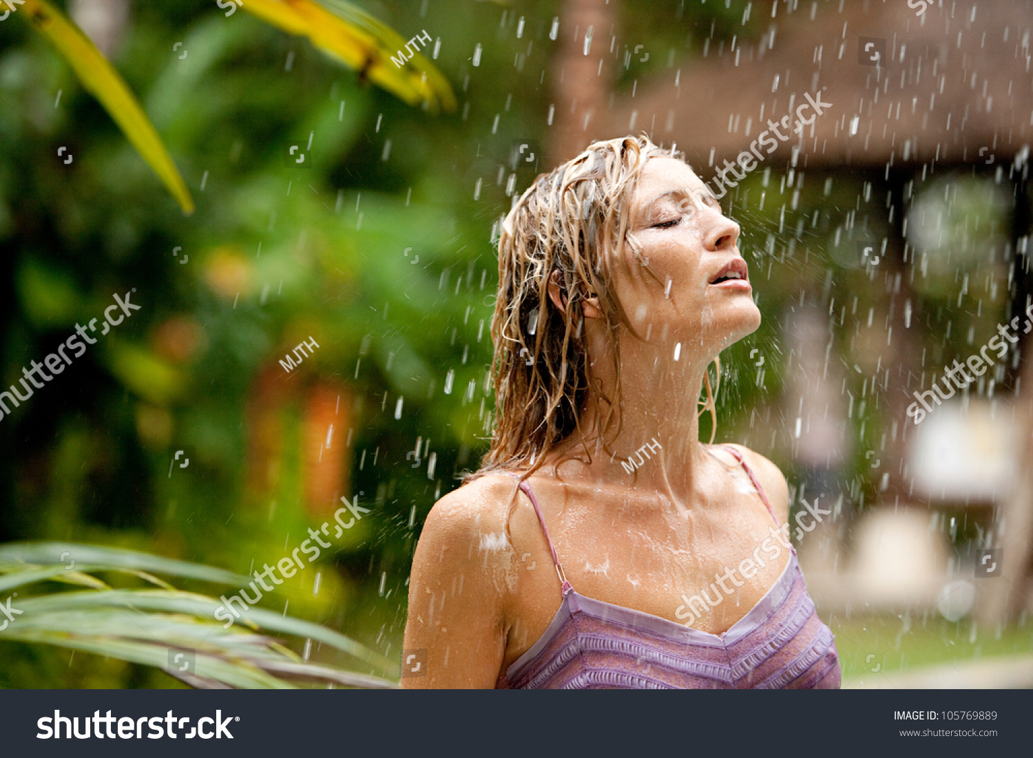 Мокрая майка видео. Девушка под дождем. Девушка промокла под дождем. Мокрая девушка под дождём. Счастливая девушка под дождем.