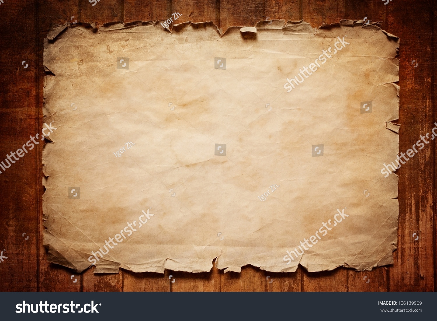 Лист старой бумаги на деревянном столе