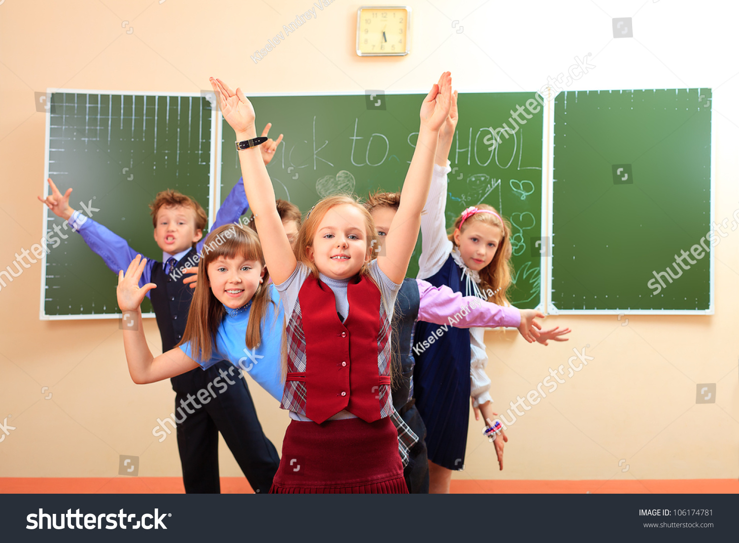 Школьные классы начальной школы с учениками у доски
