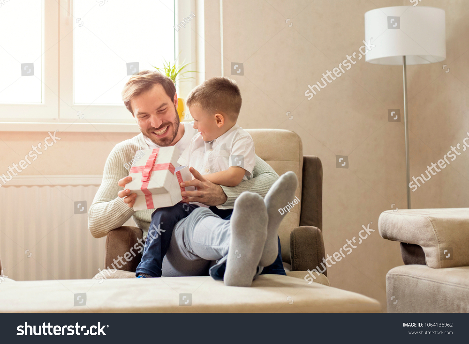 Открытые папы. Фокусы для папы. Фокус отец и сын. Открыта для отца. The son gives his father a Gift.