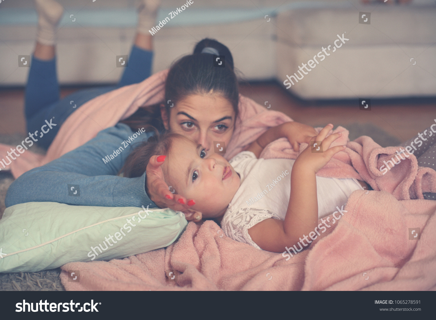 Мама лежит дочки. Дочь лежит на матери. Фотосессии мамы и дочек лежа. Мама с дочкой на кровати. Мама с дочкой лежат на кровати.