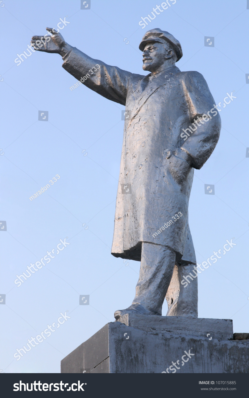 Памятник Ленину с кепкой в руке