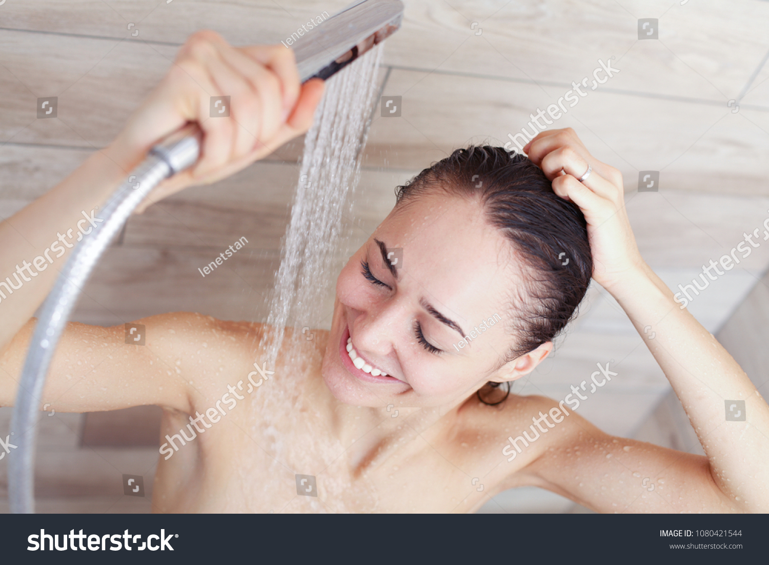 Junge schöne Frau unter Dusche im: Stockfoto (Jetzt bearbeiten) 1080421544.
