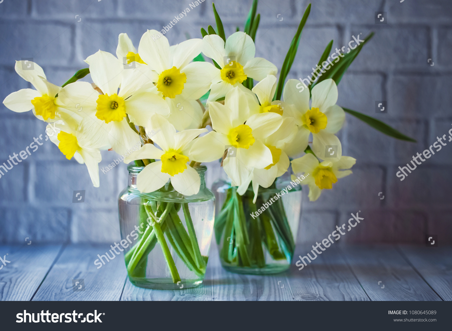 3,643 Daffodils in glass vase Images, Stock Photos & Vectors | Shutterstock