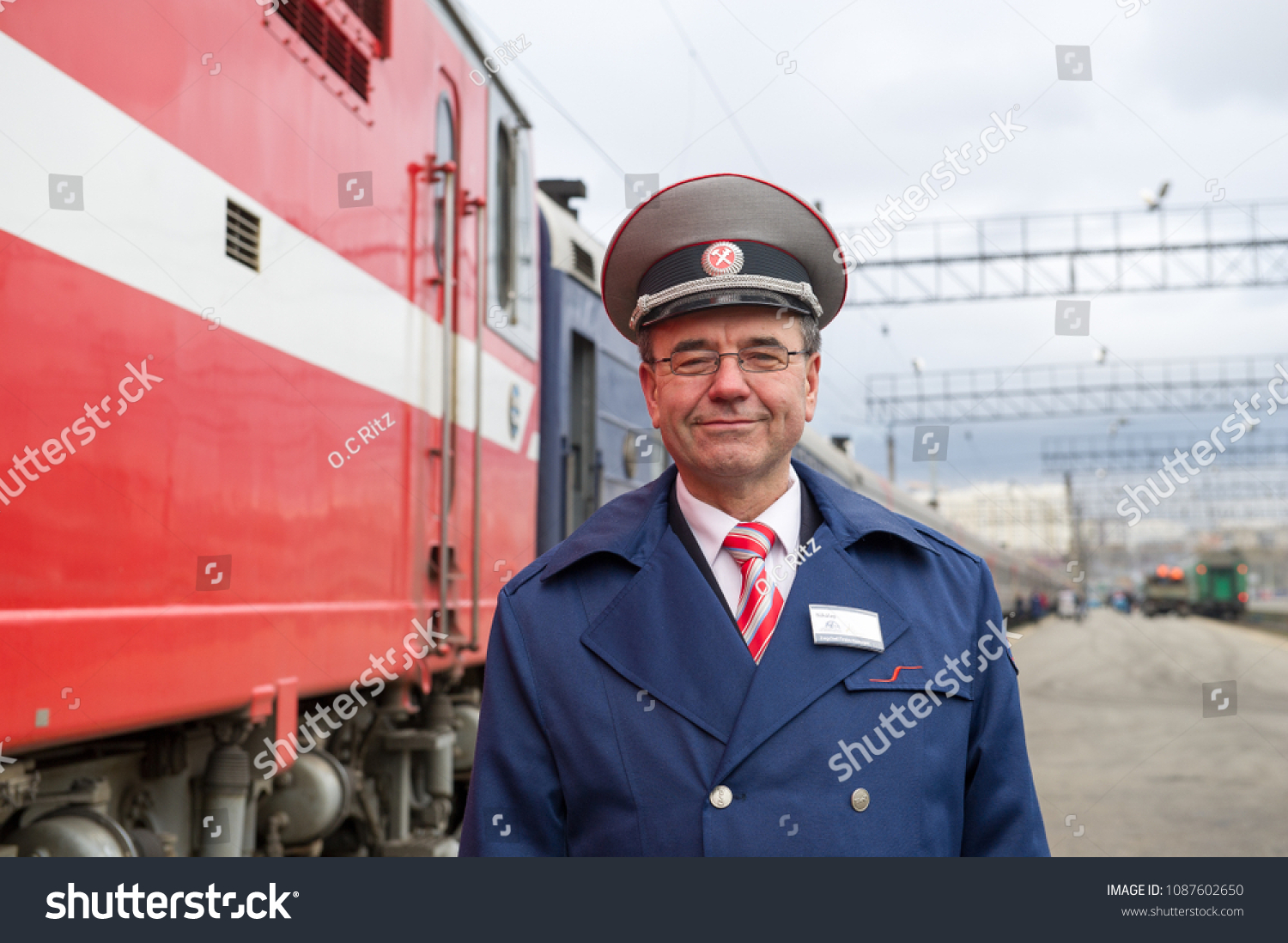 Начальник поезда у поезда