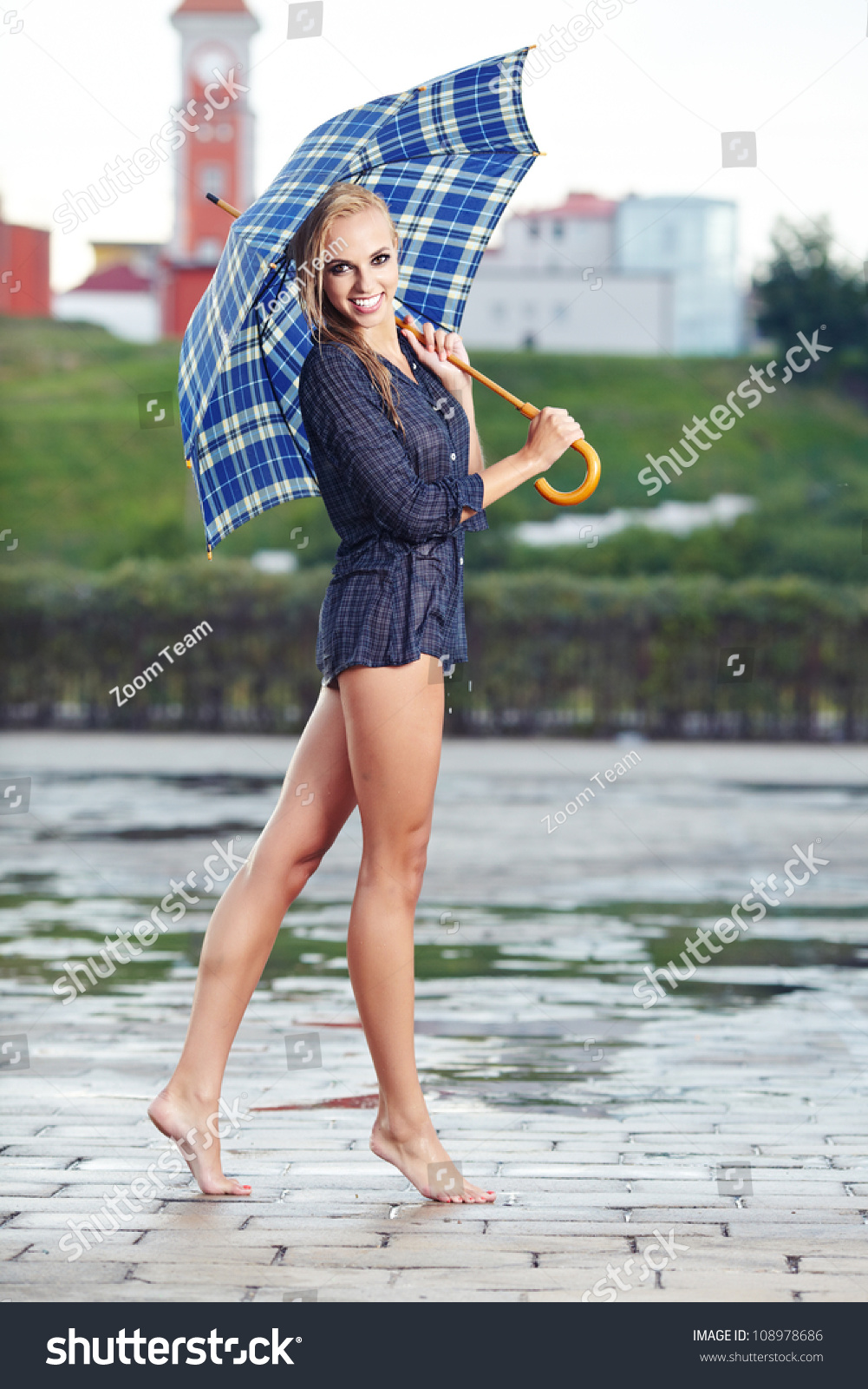 Hermosa sosteniendo paraguas Foto de stock | Shutterstock