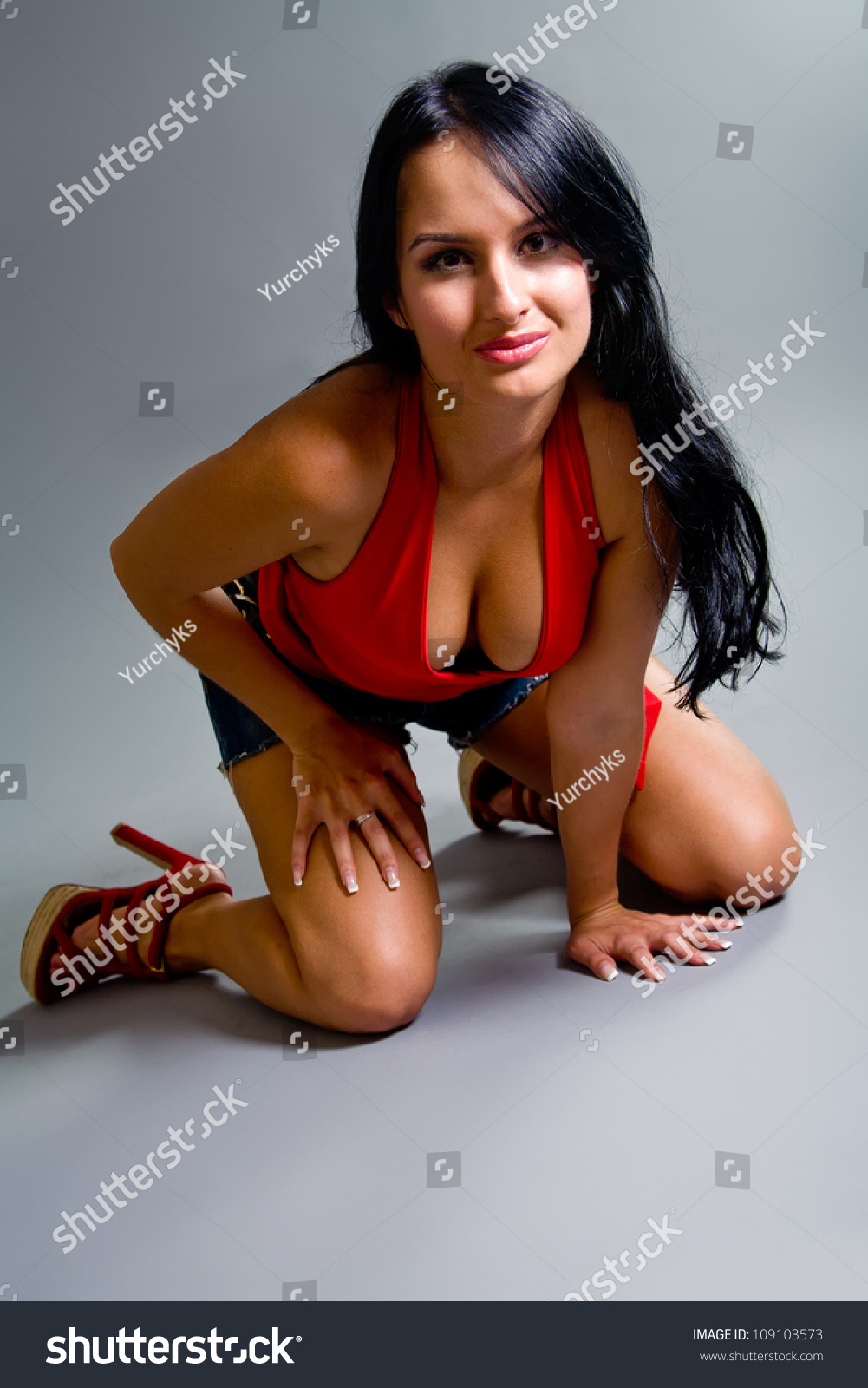 Sexy Busty Brunette Girl Wearing Red Foto Stock 109103573 Shutterstock