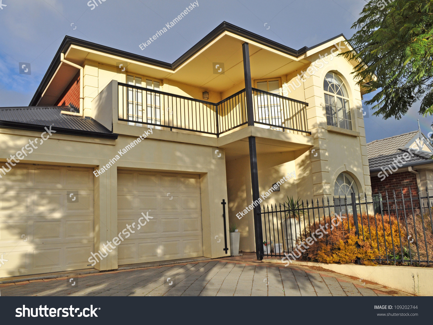 Modern Australian House Stock Photo 109202744 Shutterstock   Stock Photo Modern Australian House 109202744 