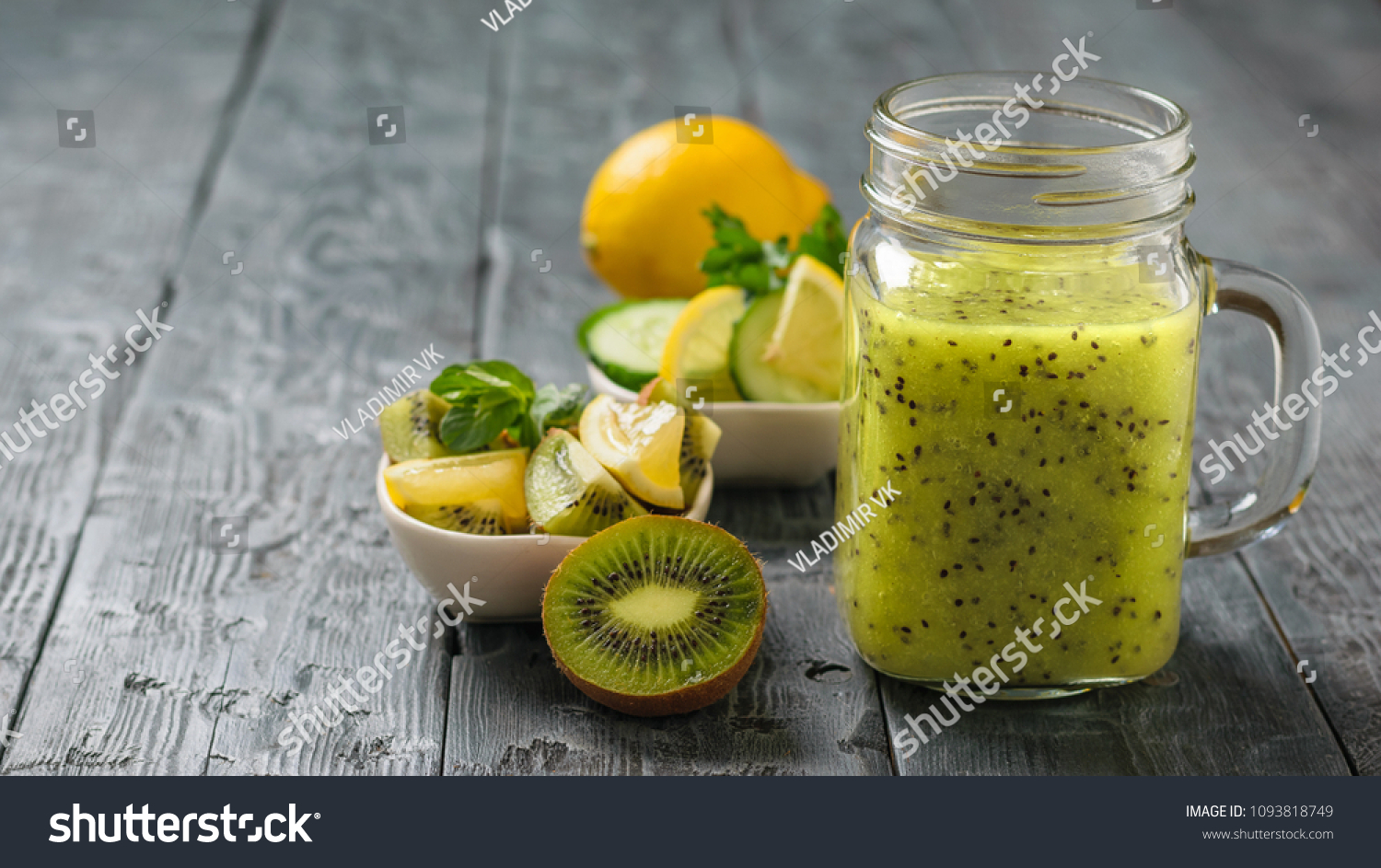 Киви и лимон отзывы. Огурец киви и лимон. Киви лимон петрушка вода. Декор на салат из лимона киви огурца. Киви лимон петрушка вода диета.