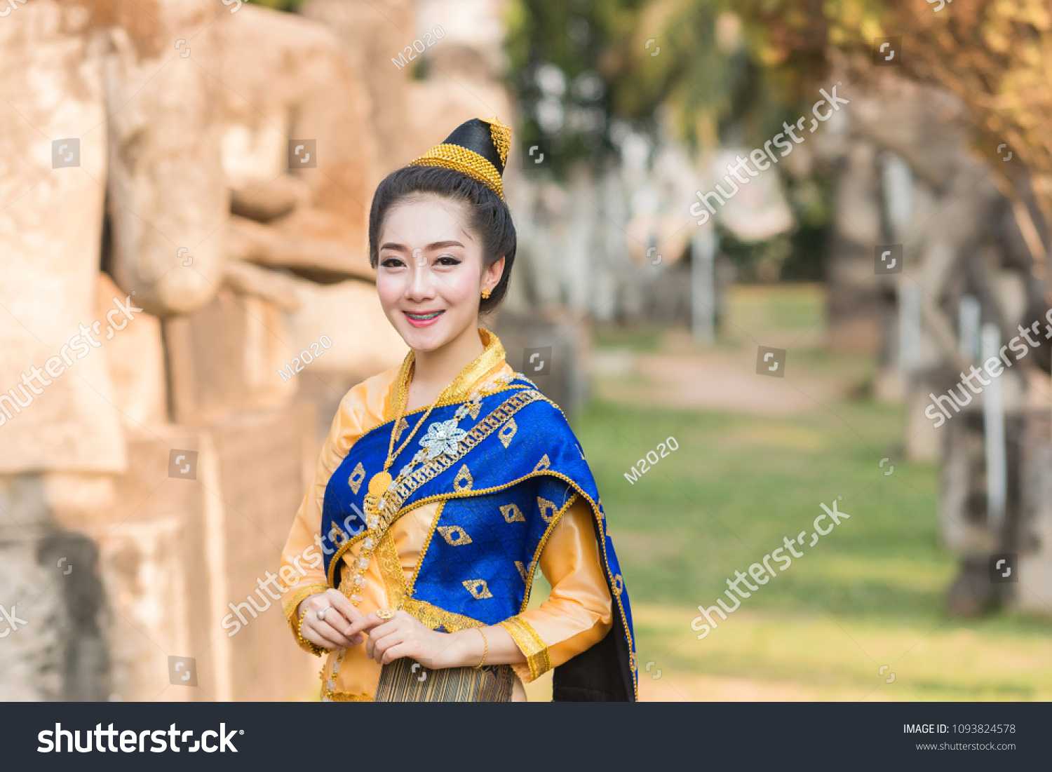 Beautiful Girl Laos Costumeasian Woman Wearing ภาพสต็อก 1093824578 Shutterstock