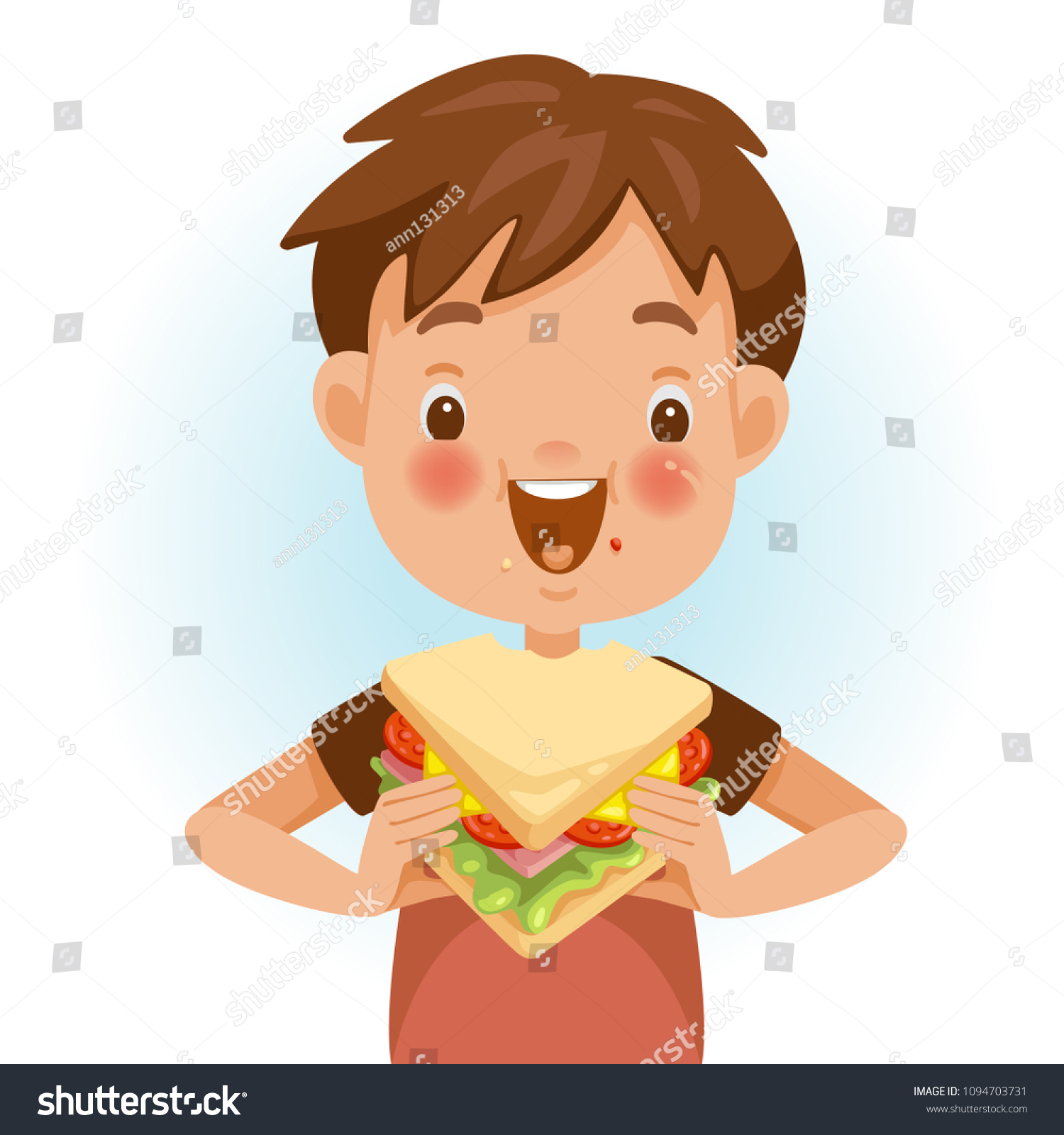 Мальчик кушает сэндвич