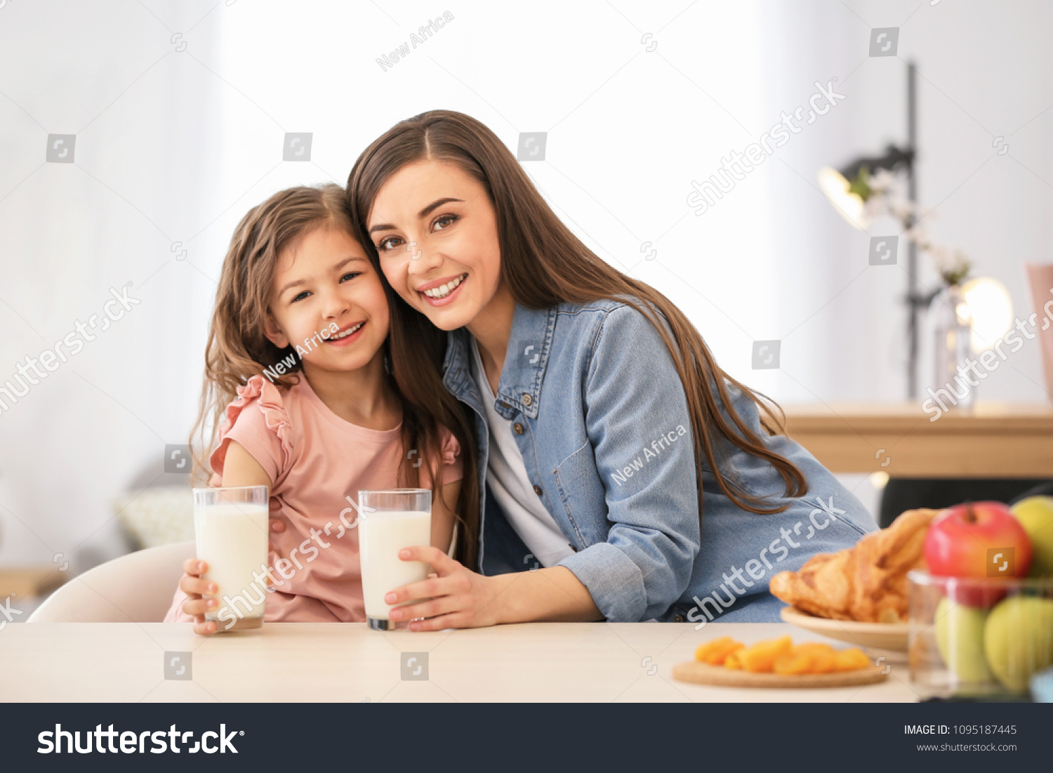 Daughters milk. Дочь дочь Милк. Чаепитие для мамы и Дочки. Дочь молока матери. Мама и дочь молоко.