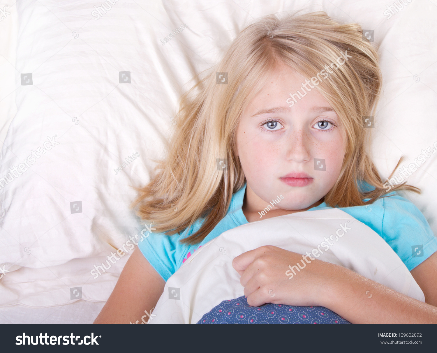 Sick Girl Laying Bed Sad Look Foto De Stock 109602092 Shutterstock