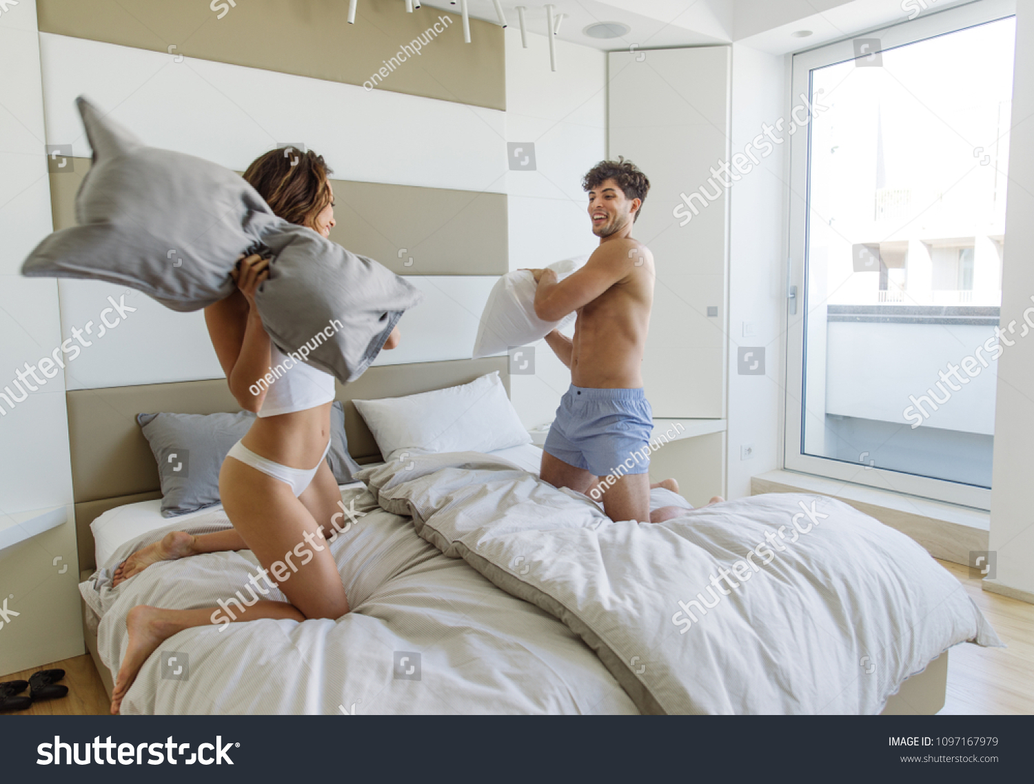 битва с подушками кровать