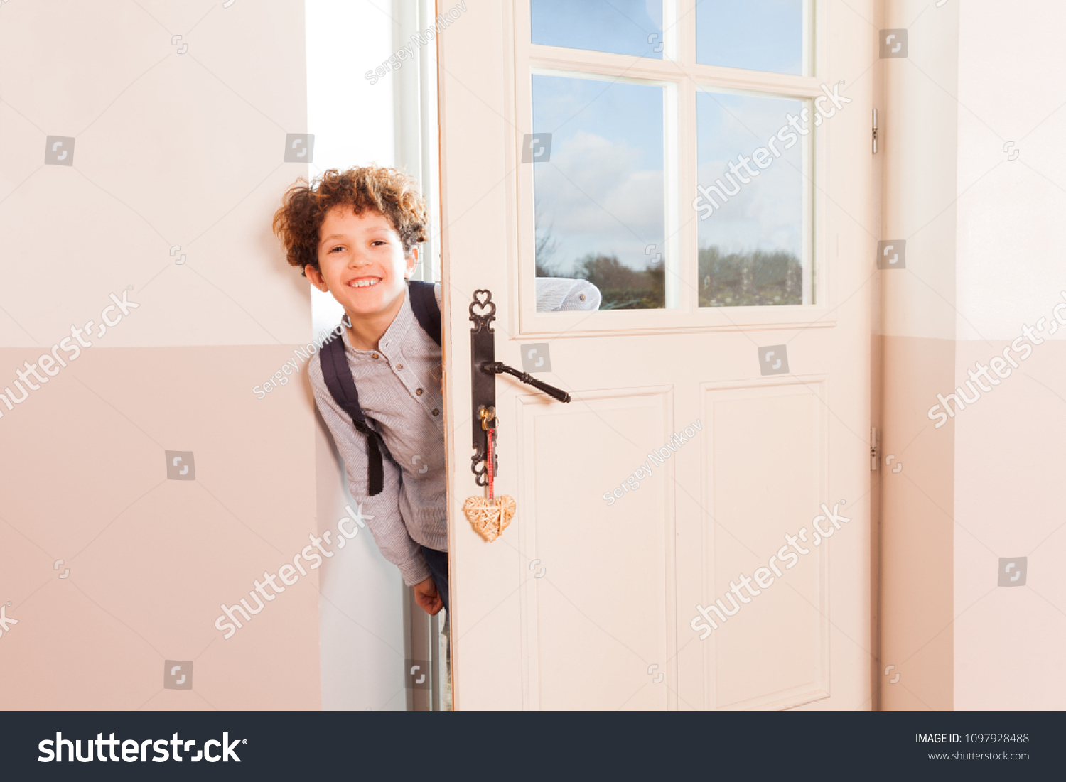 Мальчик и дверь открылась. Двери в школе. Ребенок пришел из школы. Мальчик у двери. Дверь для детей.