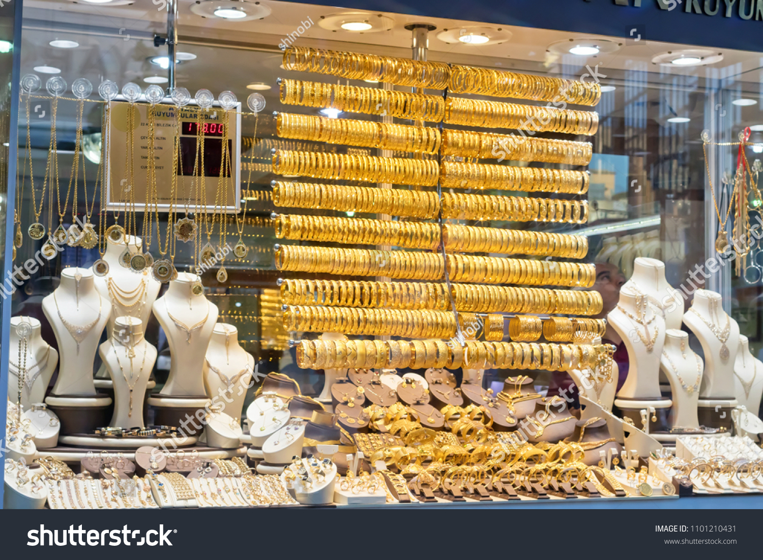 Магазины золота как заказ. Турецкий магазин золота. Витрины для магазина золото. Магазины с золотом. Ювелирные магазины в Анталии.
