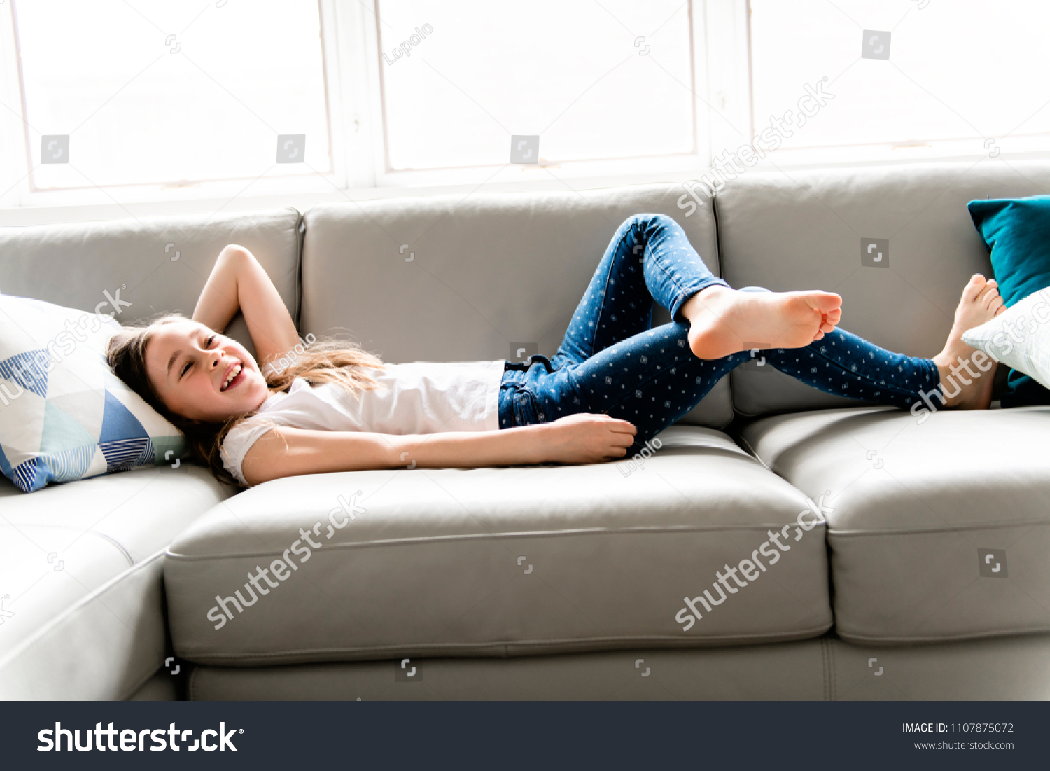 белая девочка на диване