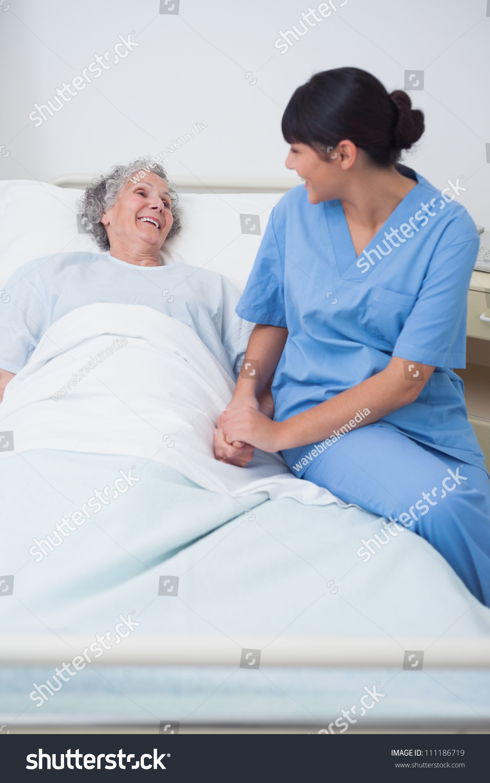 Медсестра у постели больного