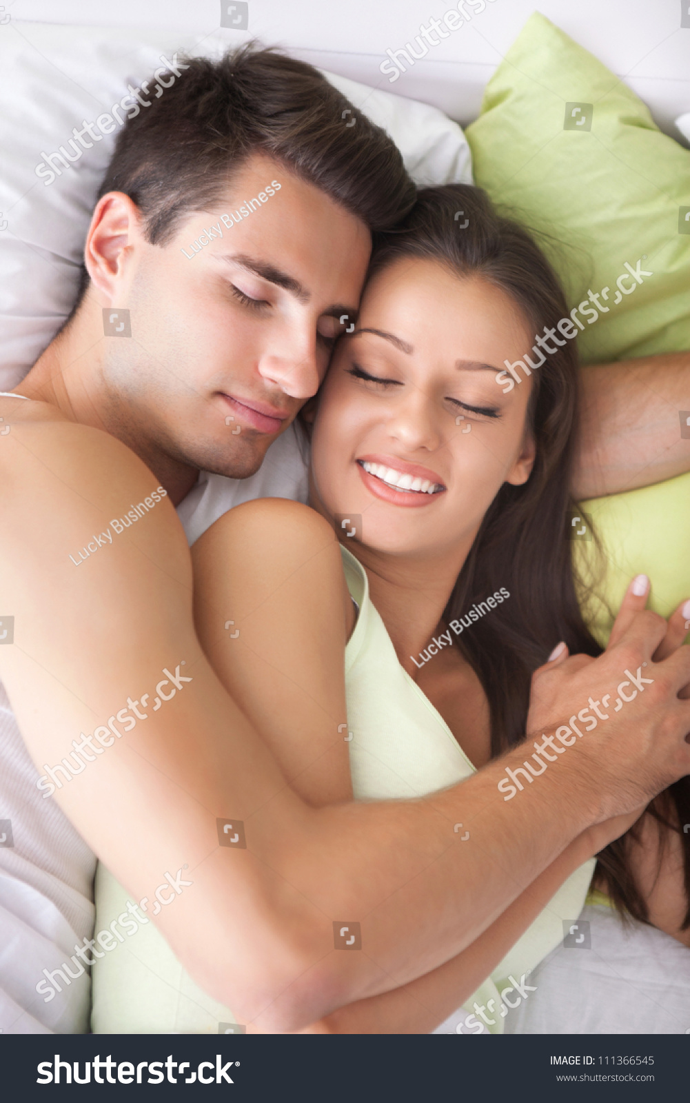 Мужчина и женщина в обнимку в кровати