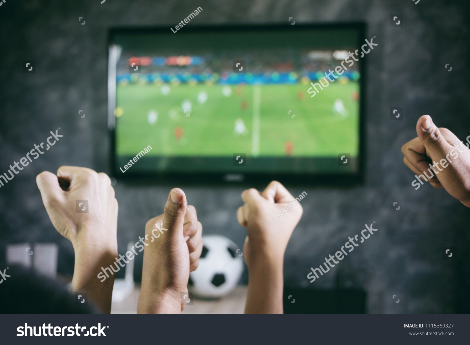 Sport do you watch on tv. Футбол по телевизору. Телевизор футбол. Футбол по телевизору семья. Телевизор с футболом картинка.