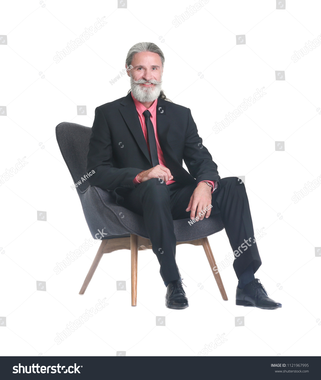Пожилой мужчина в кресле