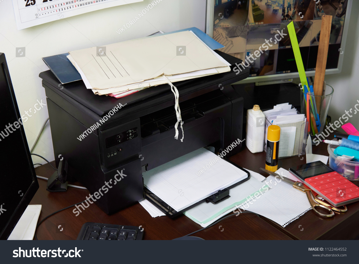 Запихнув в стол надоевшие бумаги я натянул. Стол с бумагами принтер. Бумаги на столе. Рабочий стол с бумагами. Бумажка на столе с компьютером.