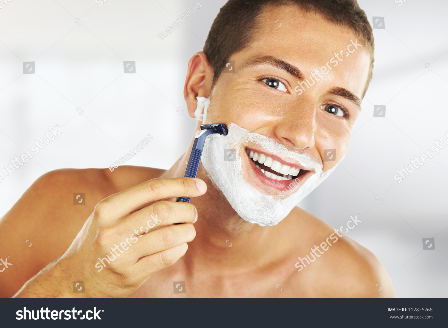 Мужчина бреется
