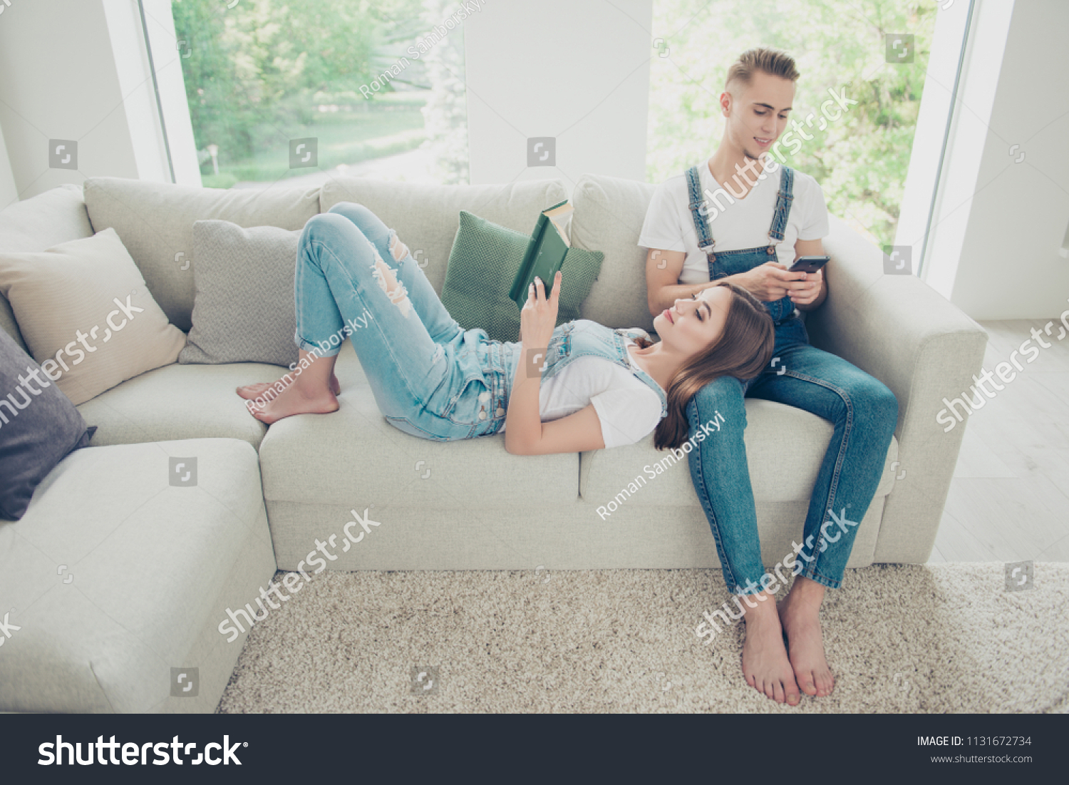Девушка с парнем на диване босиком