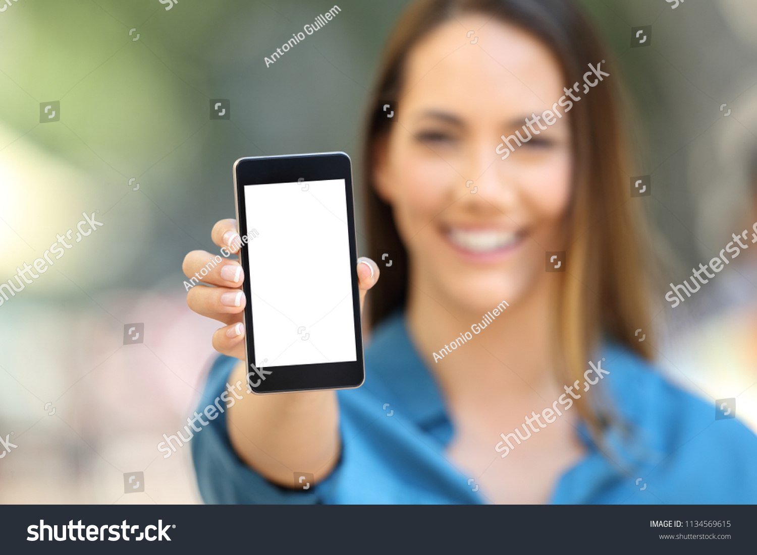 Человек держит смартфон в руке
