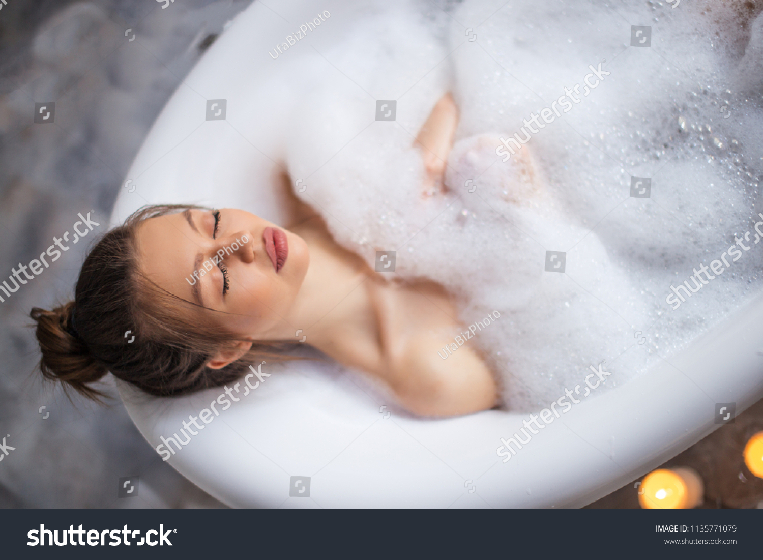 Жена купается ванне. Девушка в пене. Девушка в ванной с пеной. Красивые девушки в пене. Лежа в ванной.