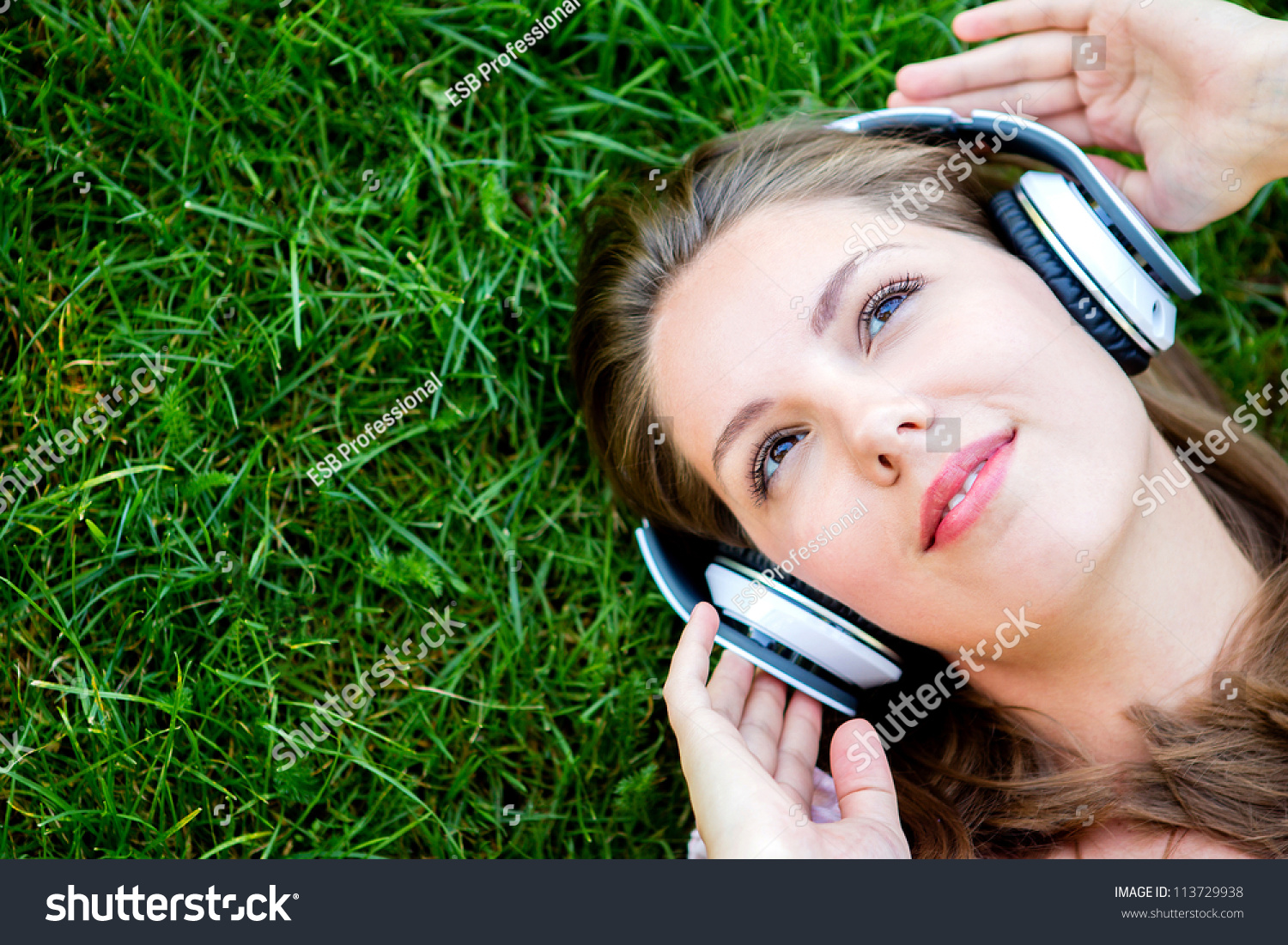 How listen to music. Девушка в наушниках. Человек с наушниками. Девушка в наушниках на природе. Наушники на человеке.