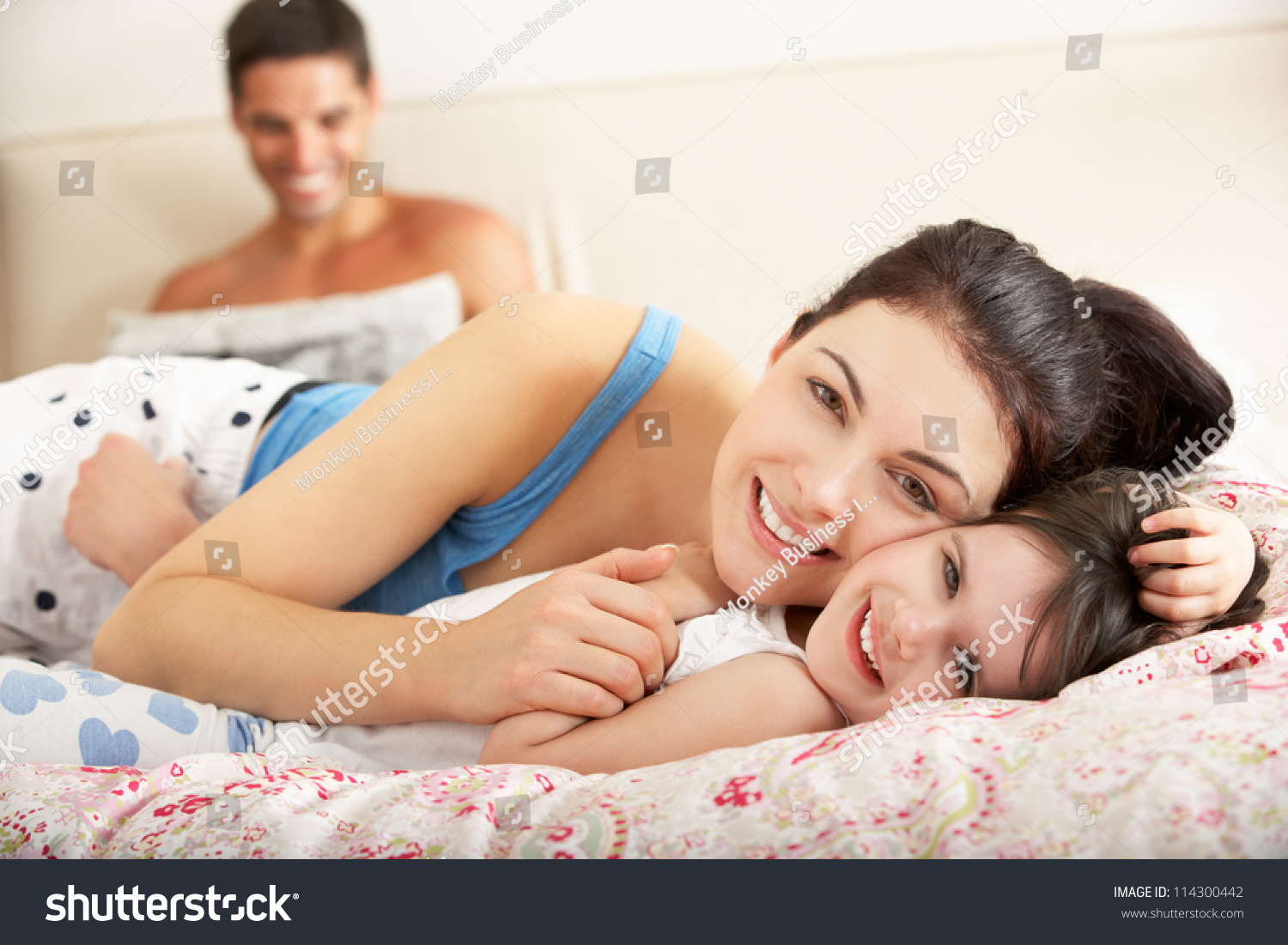 Мама с дочкой на кровати