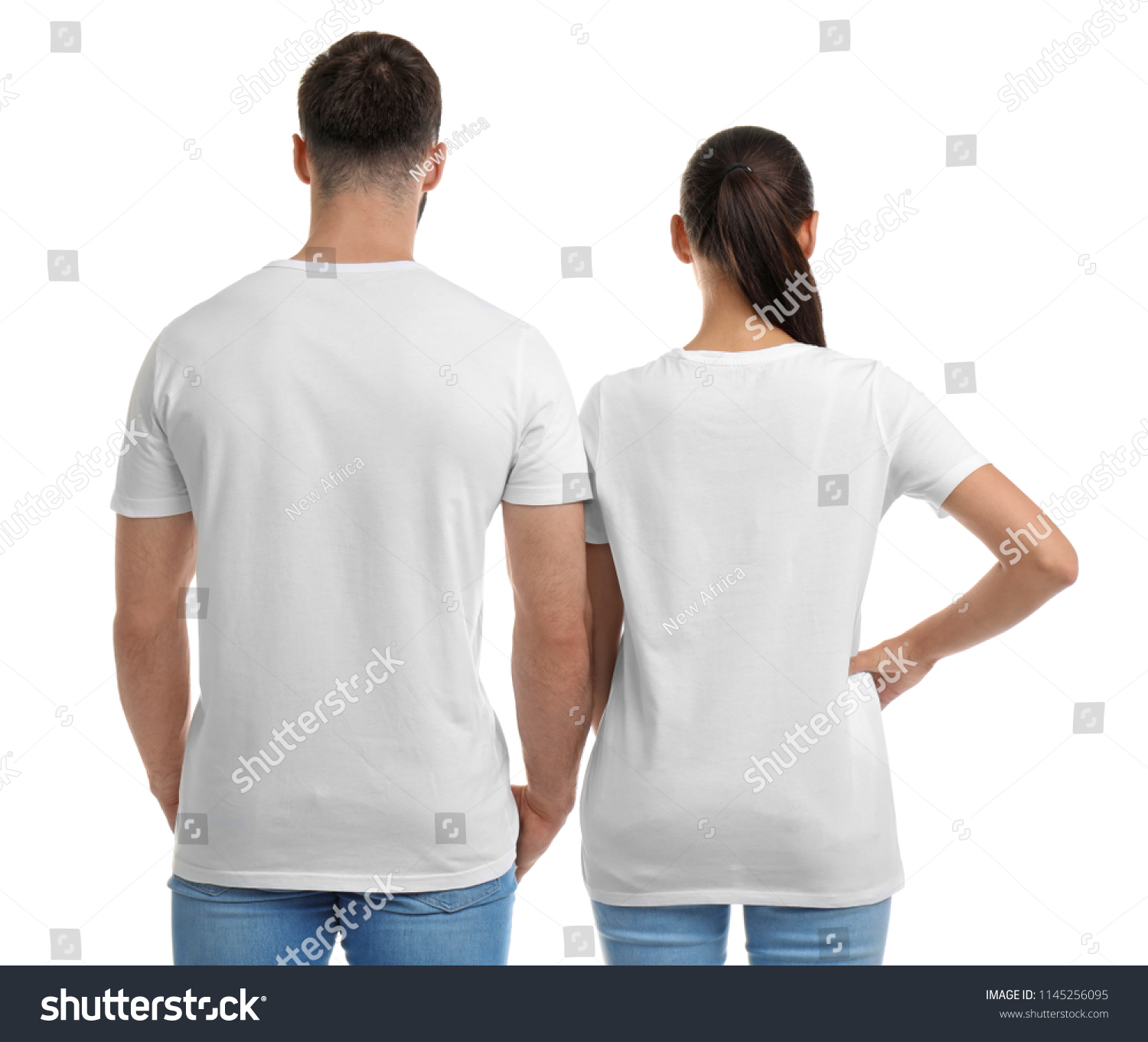 Парень в белой футболке