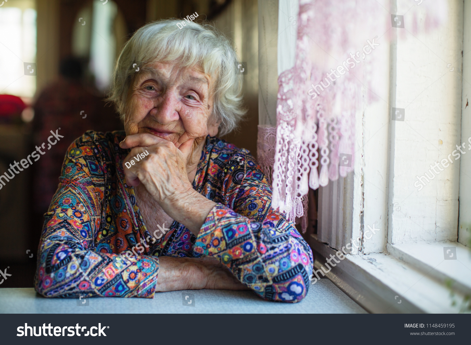 Женщина 90 лет. Бабушки на улице фото. 90 Years old. An elderly woman portrait. Русская пожилая женщина пускает молодой чел.