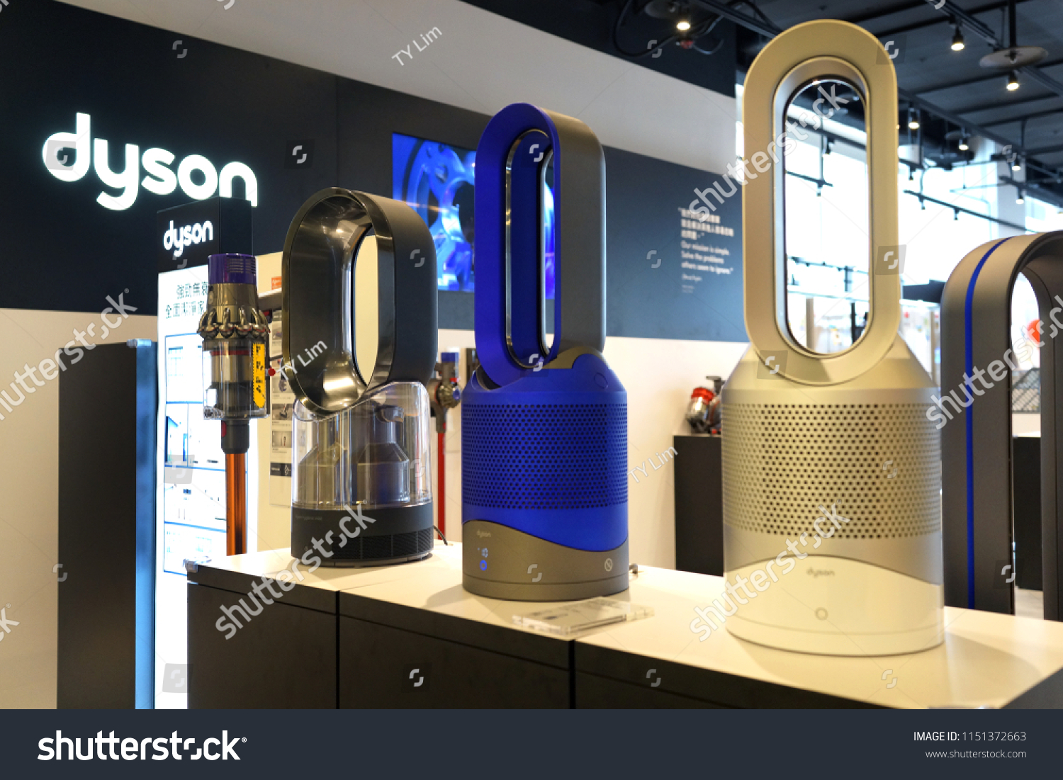 Дайсон малайзия. Завод Dyson в Сингапуре. Магазин Dyson Великобритания. Popup Store Dyson. Магазин Dyson Великобритания веб дизайн.