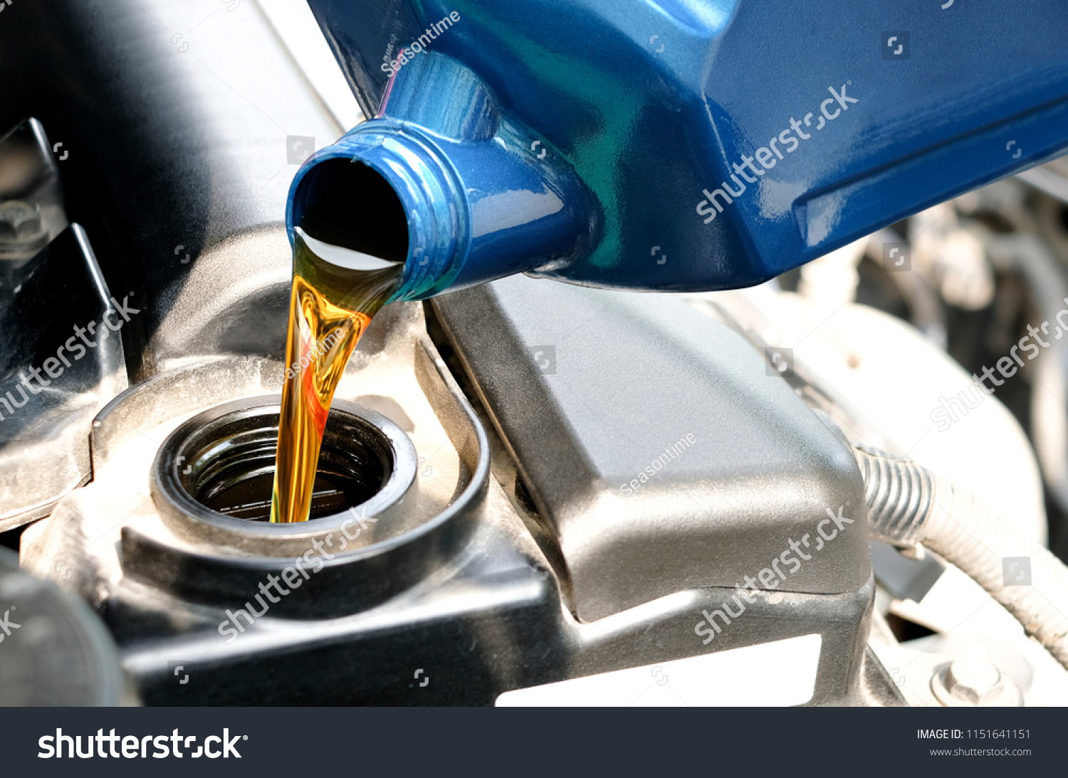 Масло кар. Car engine Oil. Car transmission Oil. Car Oil change. Pouring Oil into the car.