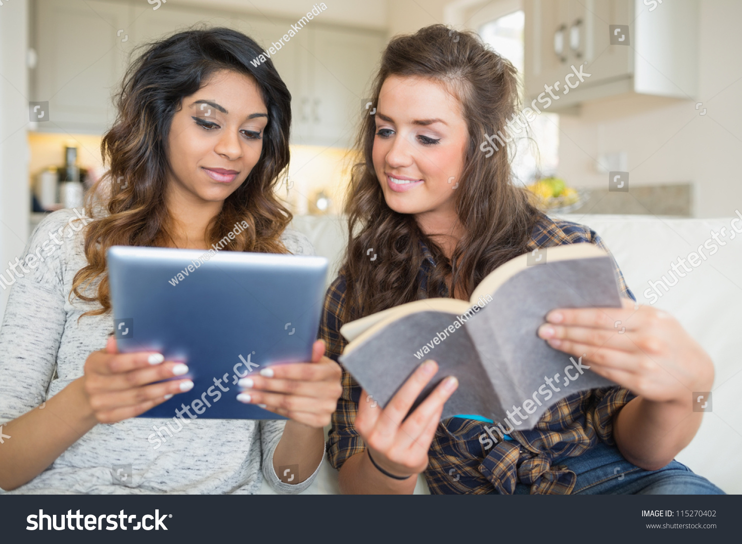 Читать другой уровень. Две девушки с книгами. Подруги читают. Две девушки читают книгу. Девушки подруги читают.