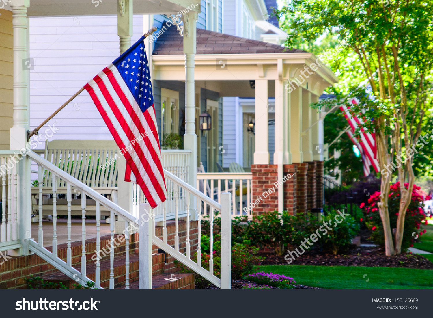 Flag house. Дом с американским флагом. Американские домики с флагом. Американский дом с флагом США. Флаг США на доме.