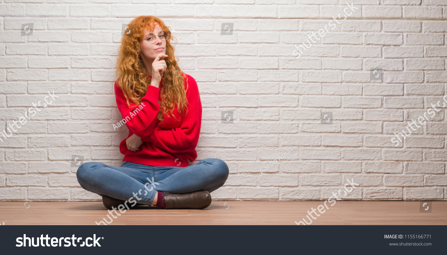 Young Redhead Woman Sitting Over Brick Foto Stock 1155166771 Shutterstock