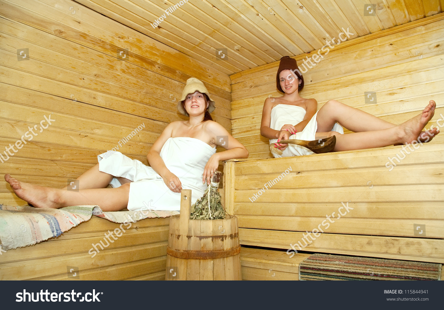 Русские жены в сауне видео. Две семейные пары в сауне. Девушки в сауне клипарты для фотошопа. Как девочки сидят в парной голыми.
