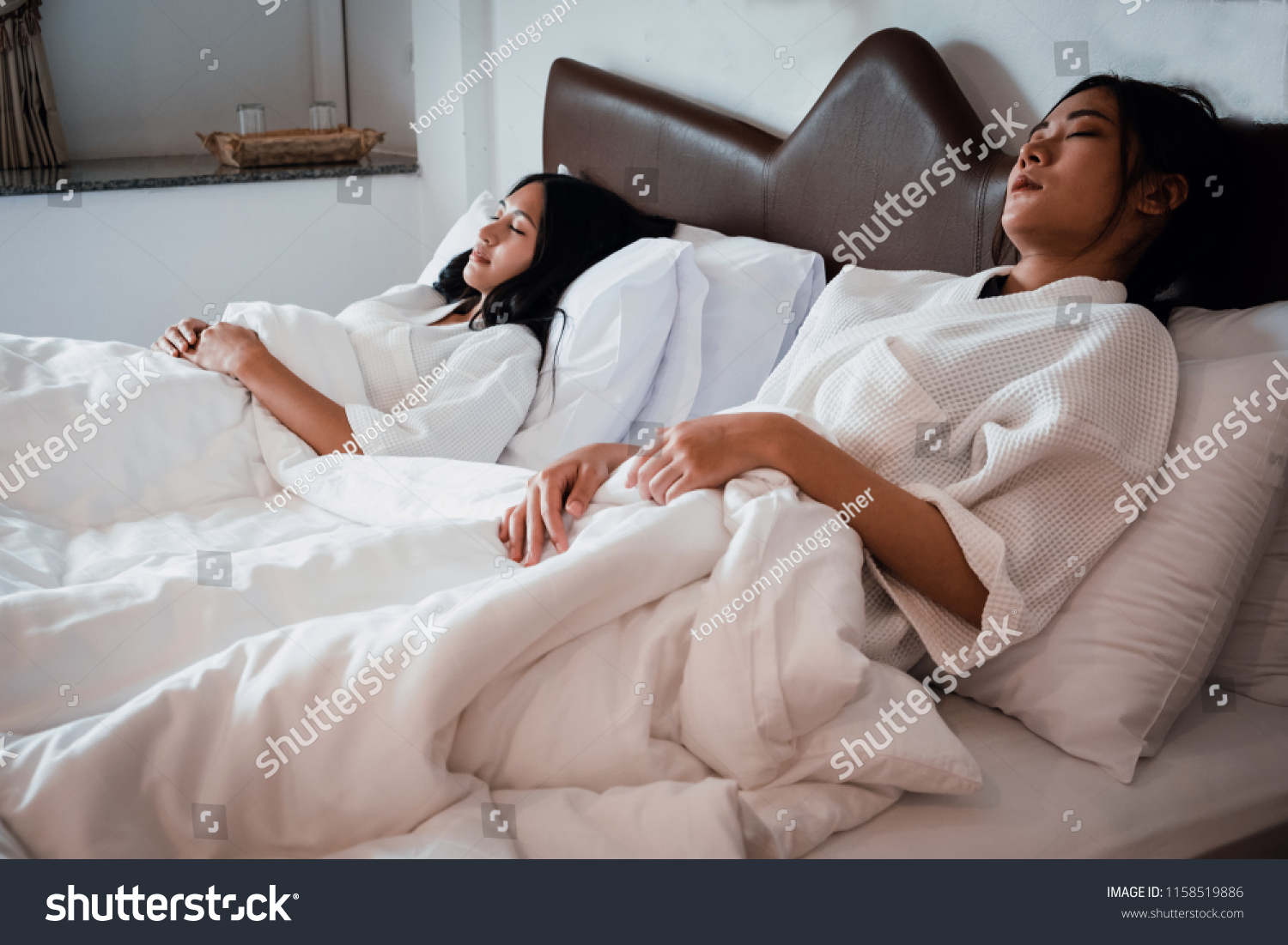8 Девушек лежат на кровати