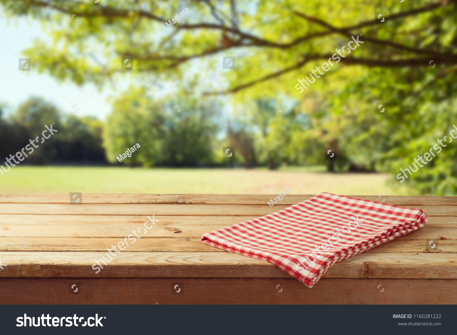 Пикник на природе на деревянном столе