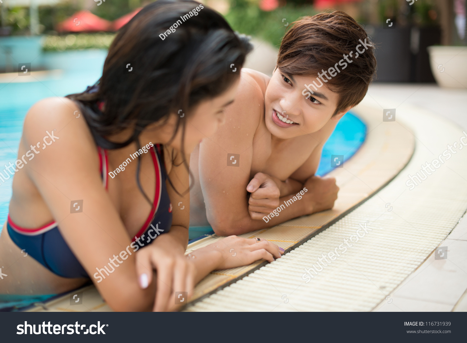 Teens threesome the swimmingpool