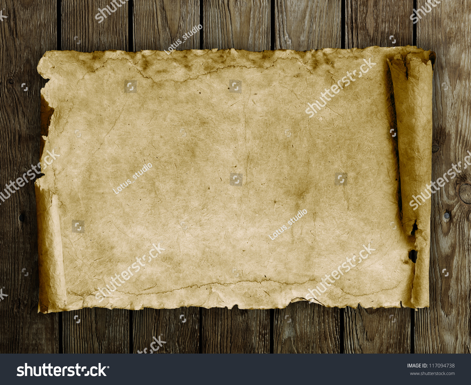 Пергамент на деревянном фоне
