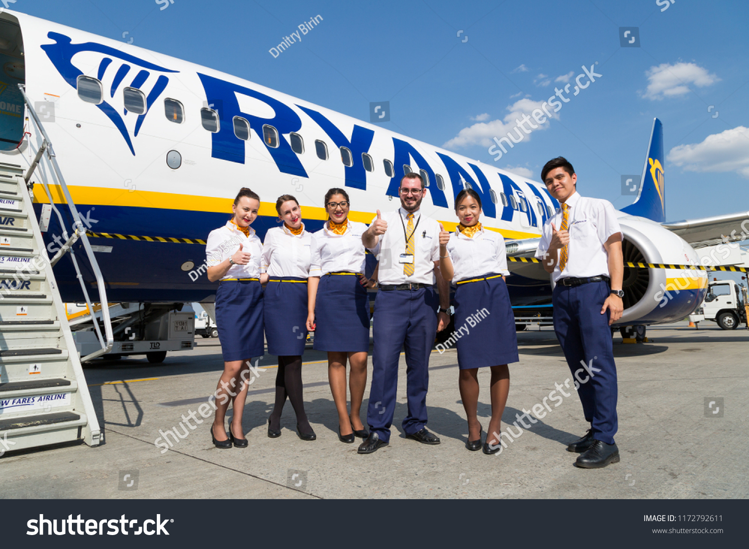 Компания самолет. Пилоты Ryanair. Стюардессы Ryanair. Ryanair авиакомпания стюардессы. Ryanair в Минске.