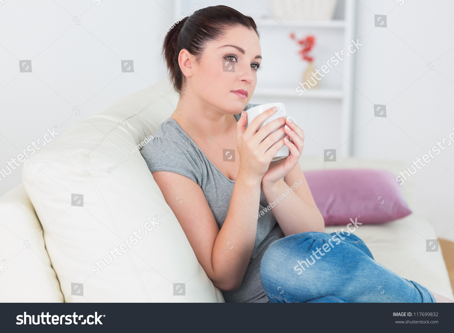 Женщина задумчивая сидит