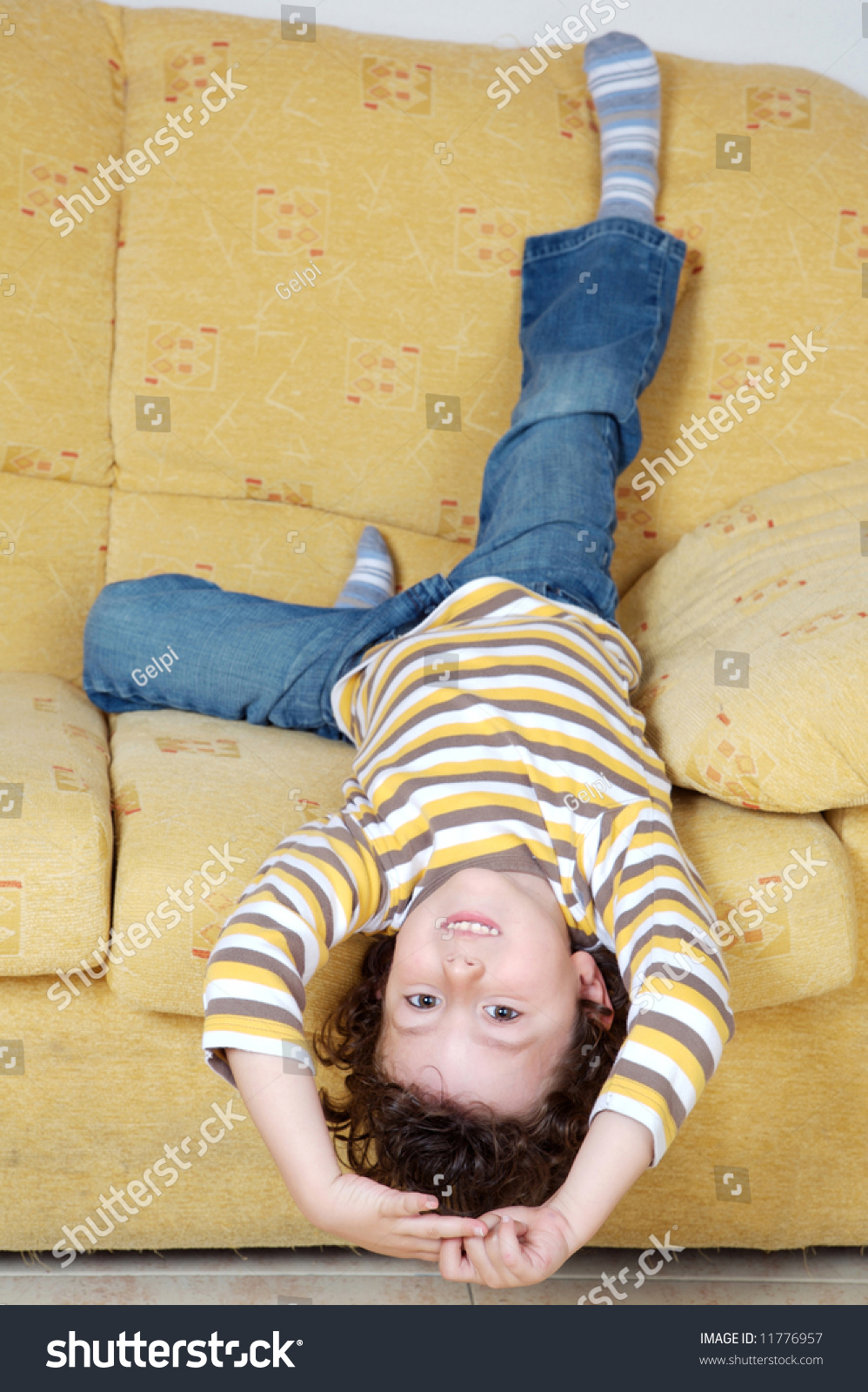 Ребенок лежит на диване
