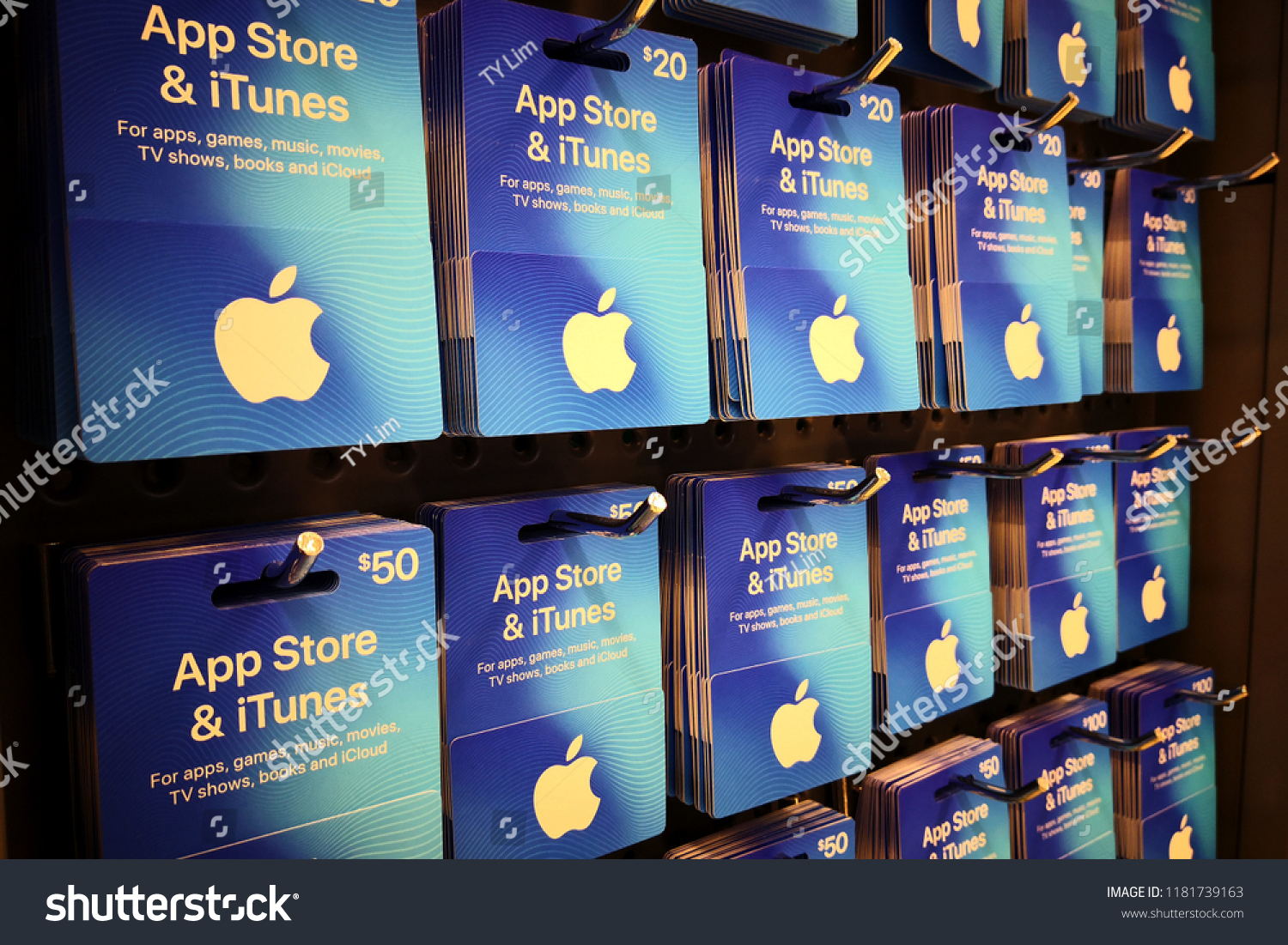 Apple store itunes карта. Apple Gift Card. Карточка Apple Store. Подарочная карта Apple. Подарочный сертификат Apple.