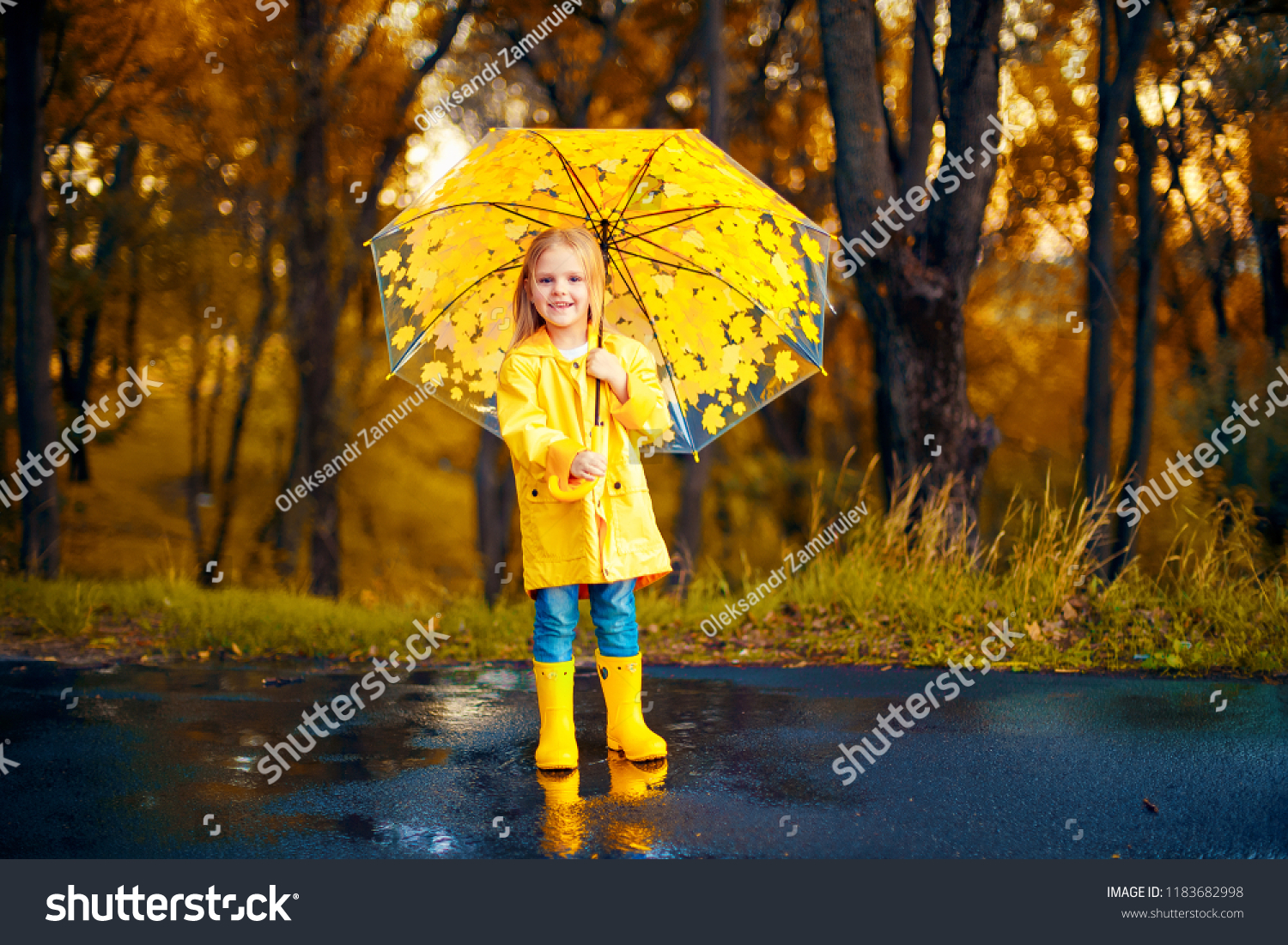 Ребенок с зонтиком и в резиновых сапогах